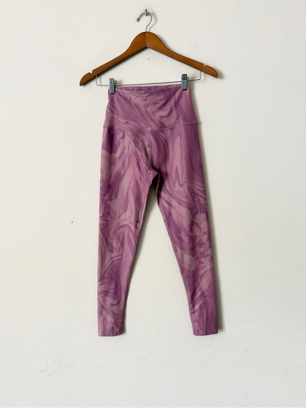 Beyond Yoga MEDIUM SMALL Spacedye Printed leggings sports bra set purple marble - Picture 6 of 10